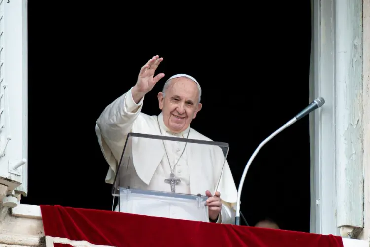 Le pape François fait un signe de la main pendant le discours du Regina Coeli, le 2 mai 2021 / Vatican Media/CNA.