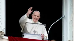 Le pape François fait un signe de la main pendant le discours du Regina Coeli, le 2 mai 2021 / Vatican Media/CNA. / 