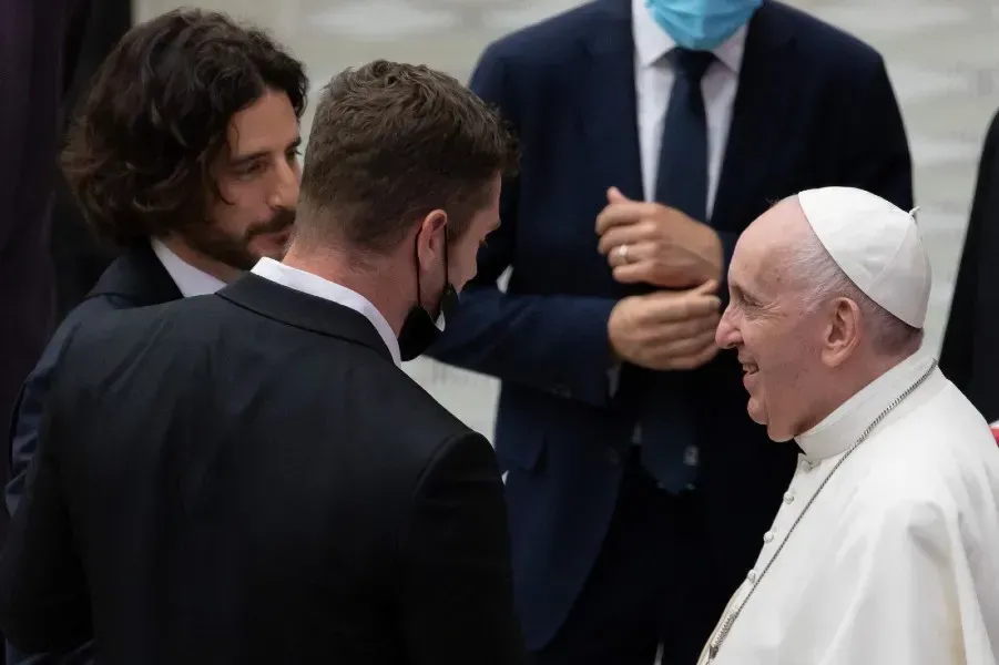 "L'acteur Jonathan Roumie (à gauche) et le réalisateur Dallas Jenkins (au centre) rencontrent le pape François (à droite) au Vatican le 11 août. Daniel Ibanez/CNA