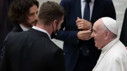 "L'acteur Jonathan Roumie (à gauche) et le réalisateur Dallas Jenkins (au centre) rencontrent le pape François (à droite) au Vatican le 11 août. Daniel Ibanez/CNA / 