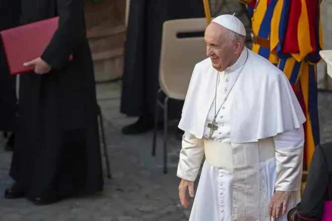 Le pape François sourit pendant l'audience générale dans la cour San Damaso du Vatican, le 30 juin 2021 / Crédit : Pablo Esparza/CNA.