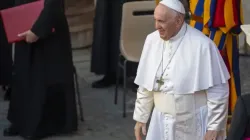 Le pape François sourit pendant l'audience générale dans la cour San Damaso du Vatican, le 30 juin 2021 / Crédit : Pablo Esparza/CNA. / 