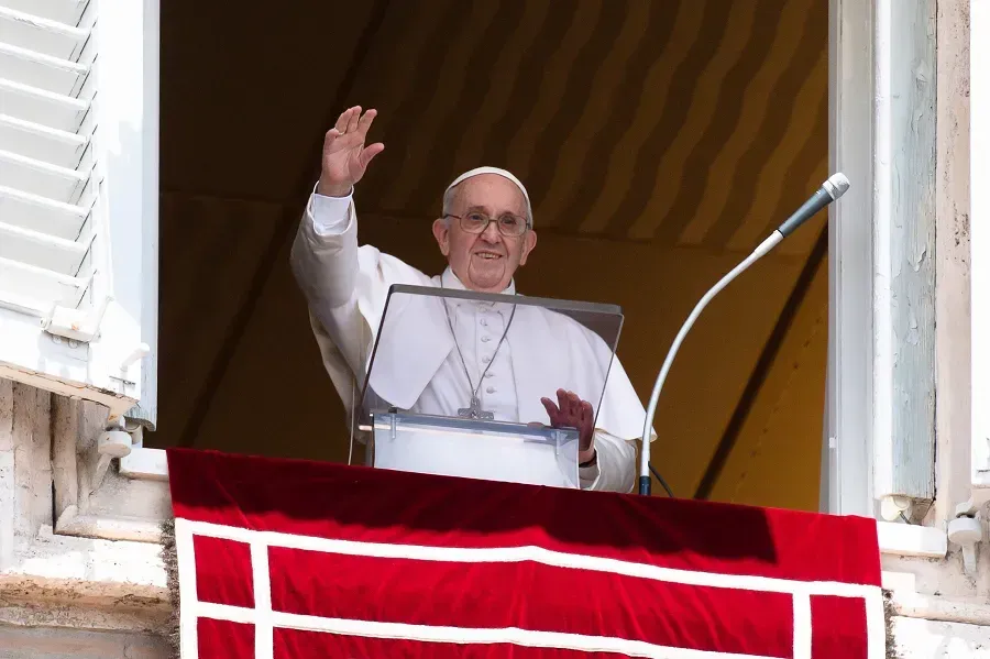 Le pape François salue pendant l'Angélus au Vatican le 18 juillet 2021. Vatican Media/CNA.