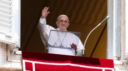 Le pape François salue pendant l'Angélus au Vatican le 18 juillet 2021. Vatican Media/CNA. / 