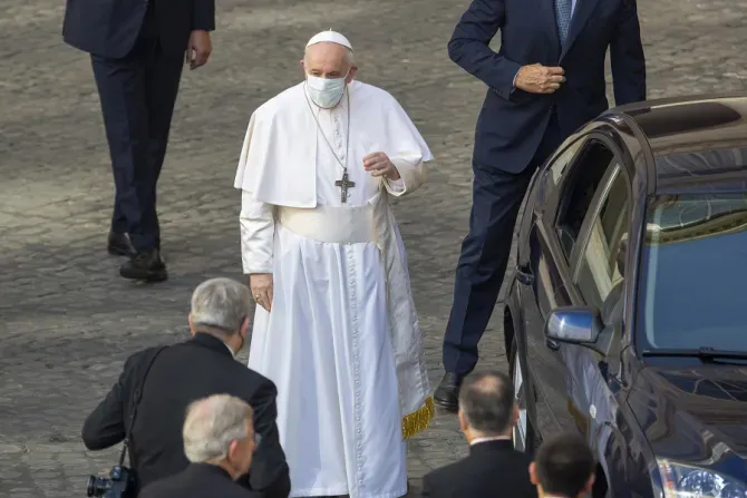 Le pape François devant une voiture pendant l'audience générale, le 30 juin 2021 / Pablo Esparza/CNA.