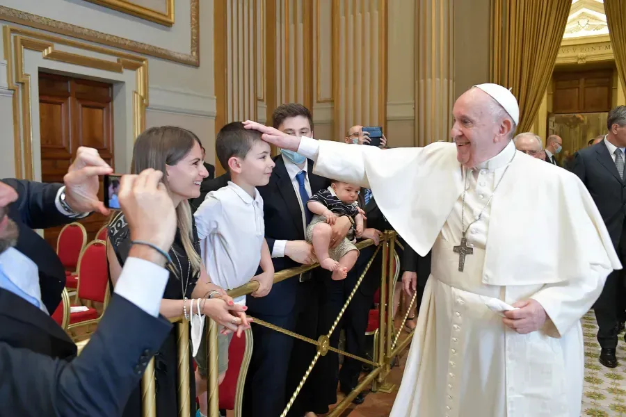 Le pape François rencontre des diacres et leurs familles au Vatican le 19 juin 2021. Vatican Media/CNA