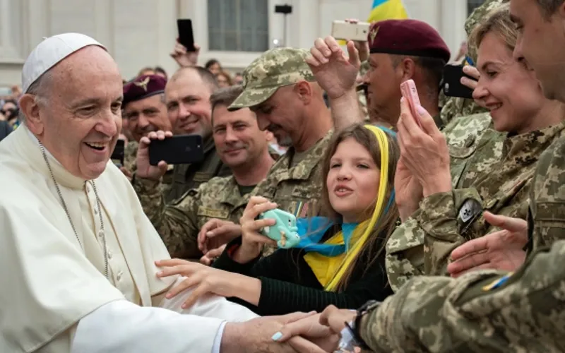 Le pape François salue un groupe de soldats ukrainiens à la fin de son audience générale hebdomadaire, le 23 mai 2018, sur la place Saint-Pierre au Vatican. Crédit : Aleteia