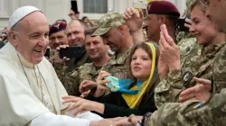 Le pape François salue un groupe de soldats ukrainiens à la fin de son audience générale hebdomadaire, le 23 mai 2018, sur la place Saint-Pierre au Vatican. Crédit : Aleteia / 