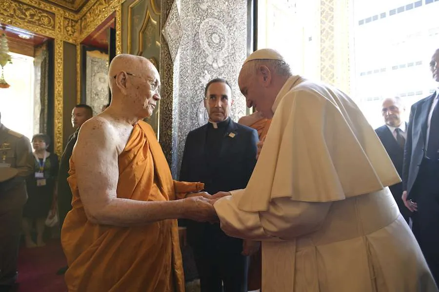 Le pape François salue Sa Sainteté Somdej Phra Maga Muneewong au temple Wat Ratchabophit Sathit Maha Simaram à Bangkok le 21 novembre. Crédit: Vatican Media