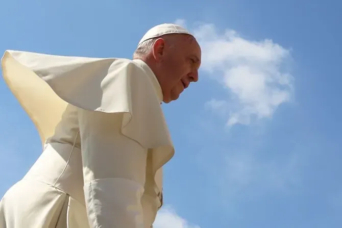Le pape François lors de l'audience générale du mercredi sur la place Saint-Pierre, le 17 juin 2015. | Bohumil Petrik/CNA.