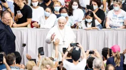 Le Pape François arrive pour son audience générale dans la cour de San Damaso au Vatican, le 2 septembre 2020. / Daniel Ibañez/CNA