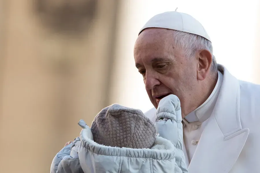 Le pape François bénit un bébé lors de l'audience générale sur la place Saint-Pierre, le 22 novembre 2017. Daniel Ibanez/CNA.