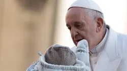Le pape François bénit un bébé lors de l'audience générale sur la place Saint-Pierre, le 22 novembre 2017. Daniel Ibanez/CNA. / 