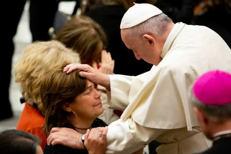 Le pape François bénit une femme lors d'une audience générale dans la salle Paul VI le 5 décembre 2018. Daniel Ibanez/CNA.