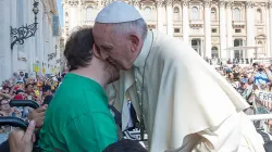 Le pape François embrasse un homme en fauteuil roulant lors de l'audience générale du mercredi sur la place Saint-Pierre, le 10 juin 2015. L'Osservatore Romano. / 