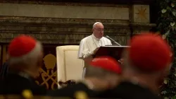 Le pape François donne son salut annuel de Noël à la Curie romaine le 21 décembre 2019. / Daniel Ibanez/Vatican Pool.