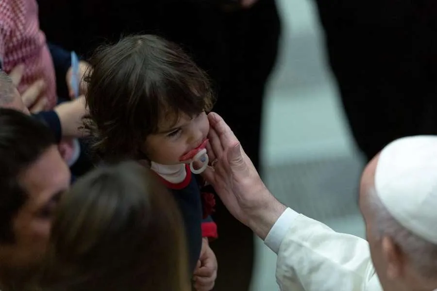Le pape François salue les employés de l'État de la Cité du Vatican et leurs familles le 21 décembre 2019. Daniel Ibanez/CNA
