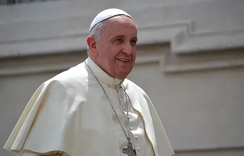 Le pape François salue les pèlerins sur la place Saint-Pierre après l'audience générale du mercredi, le 7 mai 2014. Daniel Ibáñez/CNA.