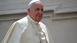 Le pape François salue les pèlerins sur la place Saint-Pierre après l'audience générale du mercredi, le 7 mai 2014. Daniel Ibáñez/CNA. / 