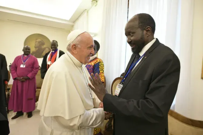 Le pape François salue le président sud-soudanais Salva Kiir au Vatican, le 11 avril 2019./ Vatican Media.