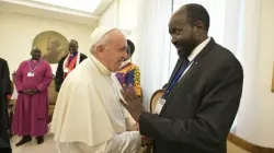 Le pape François salue le président sud-soudanais Salva Kiir au Vatican, le 11 avril 2019./ Vatican Media. / 