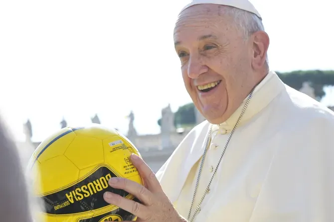 Le pape François tient un ballon de football sur la place Saint-Pierre lors de l'audience générale du mercredi, le 26 août 2015. L'Osservatore Romano.