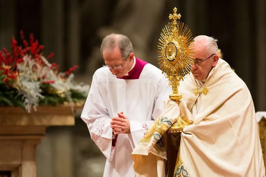 Le pape François dans la basilique Saint-Pierre le 31 décembre 2017. Daniel Ibanez/CNA.