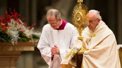 Le pape François dans la basilique Saint-Pierre le 31 décembre 2017. / Daniel Ibanez/CNA.