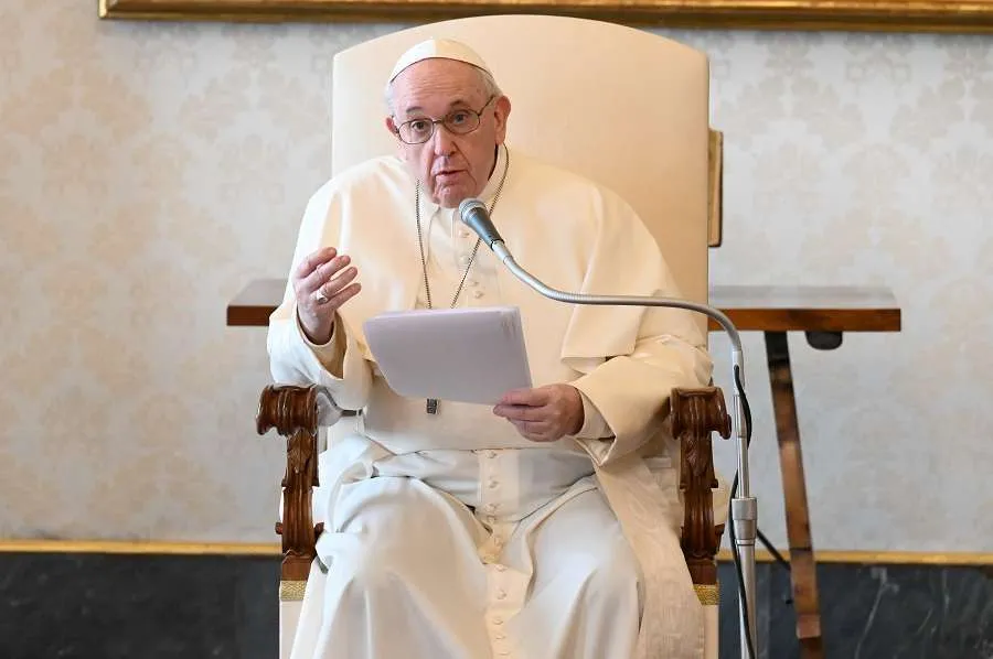 Le pape François dans la bibliothèque apostolique le 9 décembre 2020. Vatican News/CNA.