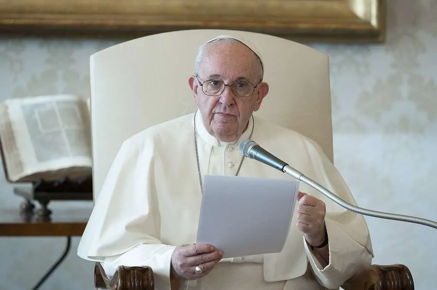 Le pape François dans la bibliothèque apostolique du Vatican le 11 novembre 2020. Vatican Media/CNA.