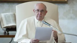 Le pape François dans la bibliothèque apostolique du Vatican le 11 novembre 2020. / Vatican Media/CNA.