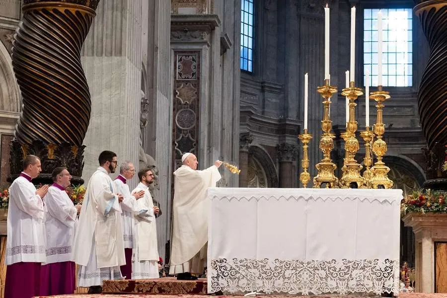 Le pape François offre la messe le 1er janvier 2020 dans la basilique Saint-Pierre. Vatican Media.