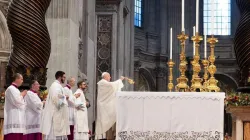 Le pape François offre la messe le 1er janvier 2020 dans la basilique Saint-Pierre. / Vatican Media.