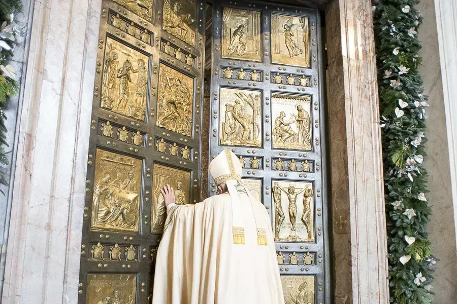 Le pape François ouvre les portes saintes de la basilique Saint-Pierre pour commencer l'année de la miséricorde, le 8 décembre 2015. L'Osservatore Romano.