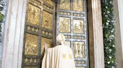Le pape François ouvre les portes saintes de la basilique Saint-Pierre pour commencer l'année de la miséricorde, le 8 décembre 2015. L'Osservatore Romano. / 