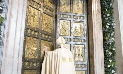 Le pape François ouvre les portes saintes de la basilique Saint-Pierre pour lancer l'Année de la miséricorde, le 8 décembre 2015. / 