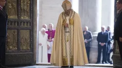 Le pape François prie après l'ouverture de la Porte Sainte dans la basilique Saint-Pierre, le 8 décembre 2015, lançant le jubilé extraordinaire de la miséricorde. LOsservatore Romano. / 