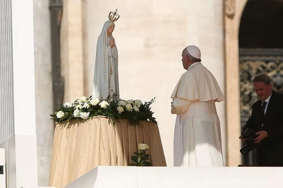 Le Pape François prie devant Notre Dame de Fatima le 13 mai 2015. Daniel Ibanez/CNA.