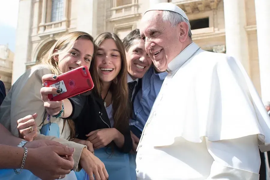 Le pape François prend un selfie avec des pèlerins lors de l'audience générale du 1er avril 2015 sur la place Saint-Pierre. Vatican Media.