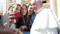 Le pape François prend un selfie avec des pèlerins lors de l'audience générale du 1er avril 2015 sur la place Saint-Pierre. Vatican Media. / 