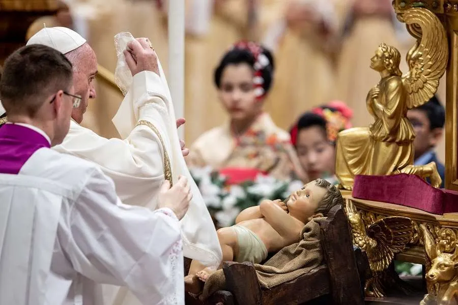 Le Pape François découvre l'Enfant Jésus dans la Basilique Saint-Pierre le 24 décembre 2019. Daniel Ibanez/CNA.