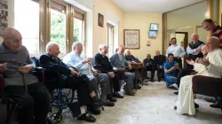 Le pape François rend visite aux prêtres-résidents âgés de la Casa San Gaetano à Rome, le 17 juin 2016. L'Osservatore Romano. / 