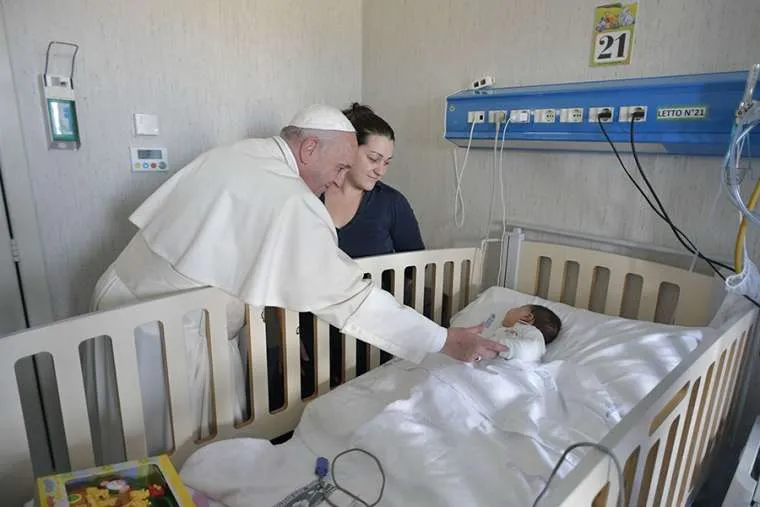 Le pape François visite l'hôpital Bambino Gesu di Palidoro à l'extérieur de Rome, le 5 janvier 2018. Vatican Media.