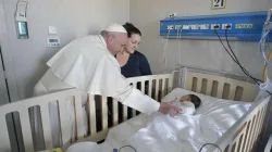 Le pape François visite l'hôpital Bambino Gesu di Palidoro à l'extérieur de Rome, le 5 janvier 2018. / Vatican Media.