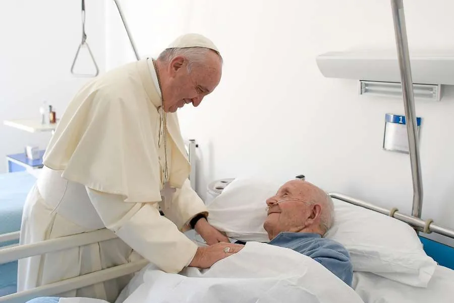 Le pape François visite le foyer de vie assistée San Raffaele Borona à Rieti, Italie, le 4 octobre 2016. Vatican Media/CNA