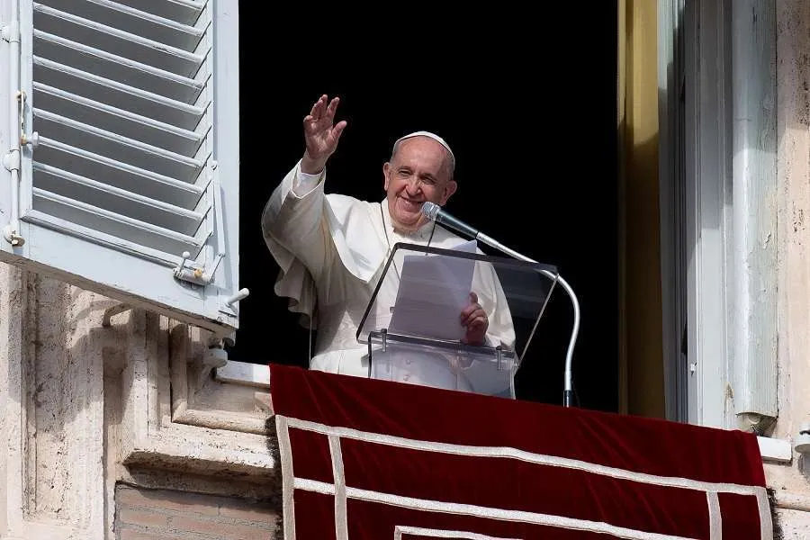 Le pape François salue les fidèles lors de l'Angélus le 15 novembre 2020. Vatican Media.