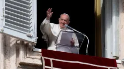 Le pape François salue les fidèles lors de l'Angélus le 15 novembre 2020. / Vatican Media.