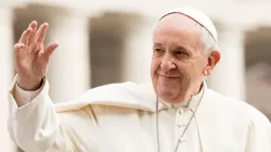 Le pape François salue les pèlerins lors de son audience générale du 28 mars 2018 sur la place Saint-Pierre / Daniel Ibáñez/CNA. / 