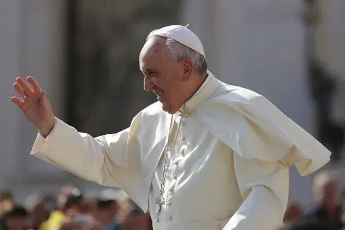 Le pape François salue les pèlerins sur la place Saint-Pierre le 9 septembre 2015 pour l'audience générale./ Daniel Ibanez/CNA.