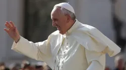 Le pape François salue les pèlerins sur la place Saint-Pierre le 9 septembre 2015 pour l'audience générale./ Daniel Ibanez/CNA. / 